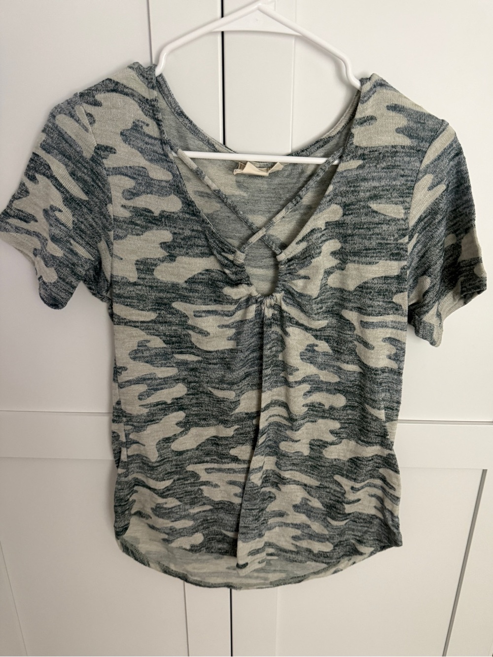 White Crow Gray Camo V-Neck Short Sleeve Top size small